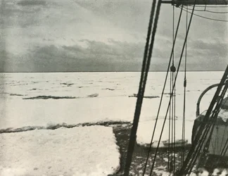 Door zware ijsschotsen in de Rosszee duwen, ca. 1908, 1909