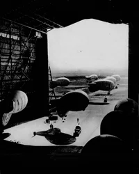 Barrageballonnen in een hangar plaatsen, 1943
