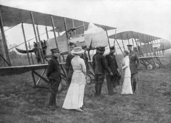 Koningin Elisabeth van België bezoekt Geallieerde Piloten, ca. 1915