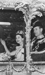 Koningin Elizabeth II en de hertog van Edinburgh in de staatskoets, de kroning, 2 juni 1953