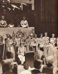 Koningin Elizabeth kijkt toe terwijl haar echtgenoot op de dag van zijn kroning wordt gekroond, 1937