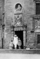 Koningin Elizabeth met prinsessen Elizabeth en Margaret Rose, Glamis Castle, Schotland, 1937