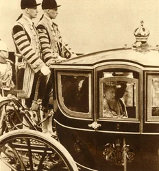 Koningin Mary, in haar glazen koets, vergezeld door koningin Maud van Noorwegen, 1937