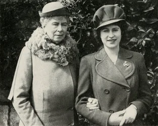 Koningin Mary met prinses Elizabeth, april 1944, 1951