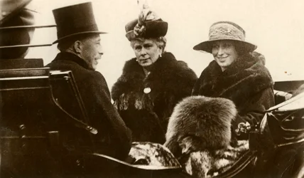 Koningin Mary met de Prinses Royal en Burggraaf Lascelles