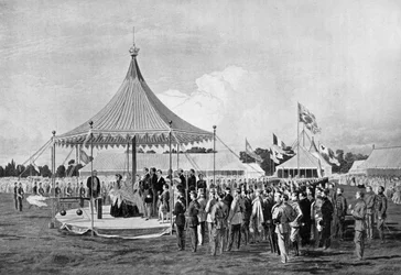 Koningin Victoria vuurt het eerste schot af in Wimbledon, juli 1860, ca. 1920