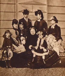 Koningin Victoria met haar schoondochter en kleinkinderen, ca. 1880, 1935