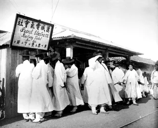 Wachten op treinkaartjes, Seoul, Korea, 1900