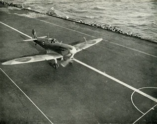 RAF Spitfire op het dek van een vliegdekschip op weg naar Malta, Tweede Wereldoorlog, 1942