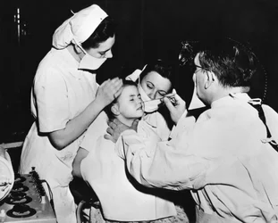 Radiumbehandeling om een neusinfectie te genezen, Frankrijk, c1947-1951