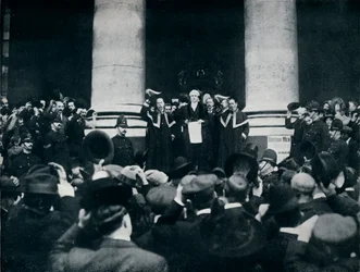 Het voorlezen van de Oorlogsverklaring tegen Turkije vanaf de Royal Exchange, Londen, 1914