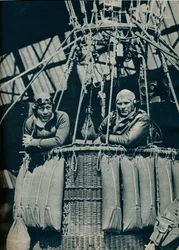 Klaar om instrumenten te testen voor gebruik in de poging tot het hoogte-record in 1935 c1937