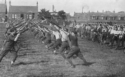 Rekruten leren het gebruik van de bajonet, 1915