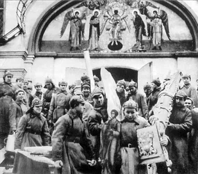 Soldaten van het Rode Leger die kerkschatten van het Simonov-klooster in beslag nemen, Moskou, USSR, 1925