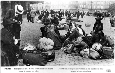 Vluchtelingen uit het noorden wachten op een gids die onderdak voor hen zal vinden, Parijs, Eerste Wereldoorlog, 1914-1918