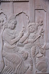 Reliëf die de hindoegod Krishna met zijn stiefmoeder Yashodha uitbeeldt, India