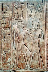 Reliëf van koningin Hatsjepsoet in mannelijke kleding, Tempel van Amon, Karnak, Egypte