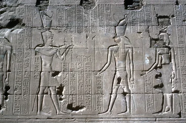 Reliëf van de farao voor Horus, Tempel van Horus, Edfu, Egypte, Ptolemaeïsche periode, ca. 251 v.Chr.-ca. 246 v.Chr.
