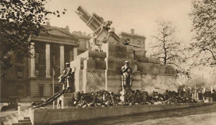 Representatie in steen van een 9-inch houwitser die grote controverse veroorzaakte, ca. 1935