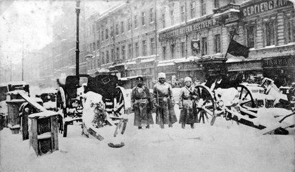 Revolutionaire barricades op Liteyny Prospekt, Petrograd, Rusland, 27 februari 1917