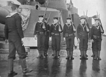 Geweeroefening aan boord van een Brits slagschip, 1915