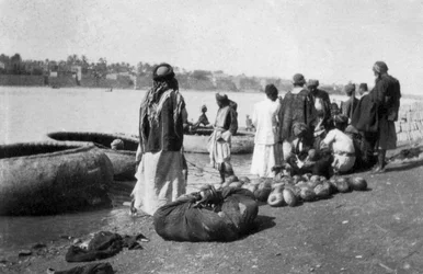 Rivierschepen geladen met meloenen, Tigris rivier, Bagdad, Irak, 1917-1919