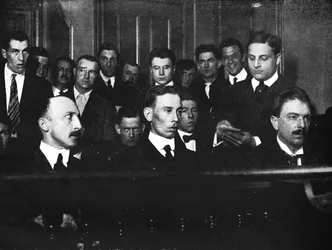 Robert Fay links en zijn twee handlangers gefotografeerd in de rechtbank, 1915
