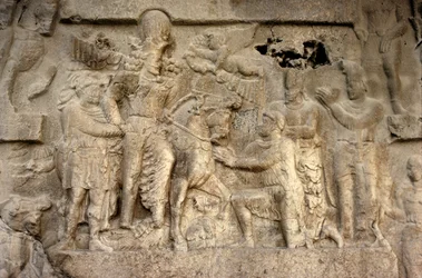 Rotsreliëf met de Sassanidische koning Shapur I, de Romeinse keizer Valerianus en Perzische generaals, 3e eeuw