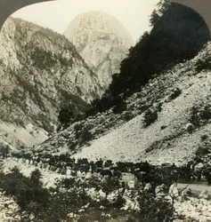 Rotsachtige Jordalsnut 3620 ft. vanaf de weg gevuld met toeristenkarren, Noorwegen, ca. 1905