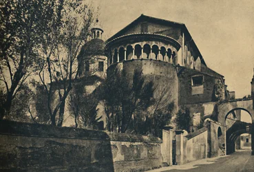 Roma - Clivus Scauri en Apsis van de Kerk van SS. Giovanni en Paolo op de Caeliaanse Heuvel