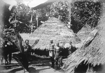 Ronde huizen van inboorlingen in Timotu, Santa Cruz