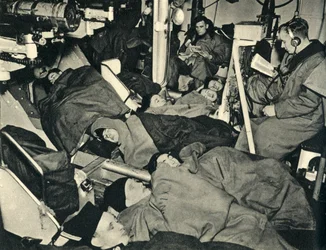 Royal Marines slapen in het kanonhuis van een oorlogsschip, Tweede Wereldoorlog, ca. 1939-ca. 1943, 1944