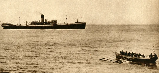 Koninklijke marine cutter op het punt om scheepspapieren te onderzoeken, Eerste Wereldoorlog