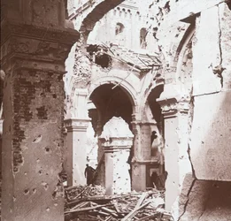 Verwoeste kerk, Albert, Noord-Frankrijk, c1914-c1918