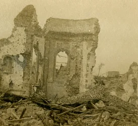 Verwoeste kerk, Combles, Noord-Frankrijk, ca. 1914-ca. 1918