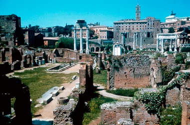 Ruïnes van het Forum, Rome met het Huis van de Vestaalse Maagden aan de linkerkant