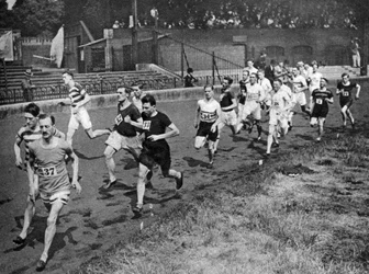 Halve mijl lopen op de Civil Service Sports dag, Stamford Bridge, Londen