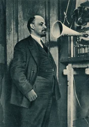 Russische Bolsjewistische leider Vladimir Lenin bij een radio-opname in het Kremlin, Moskou, Rusland, 1919
