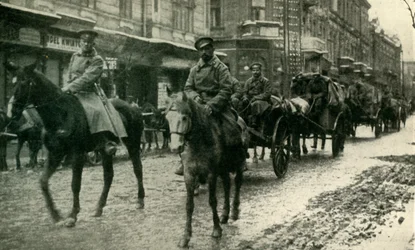 Russische bevoorradingskolom bij Przemysl, maart 1915, ca. 1920