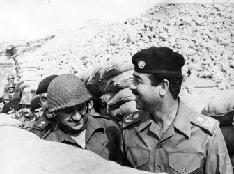 Saddam Hussein inspecteert het Basra-front, Irak