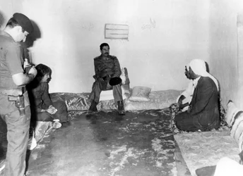 Saddam Hoessein bezoekt een boerenhuis in Basra, Irak, 1987
