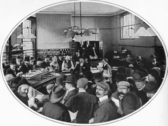 Verkoop van niet-afgeloste goederen bij Debenham, Storr en Sons veilingzalen, Londen, ca. 1903