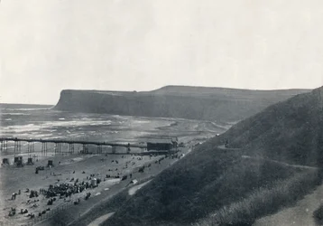 Saltburn - Uitzicht op de kliffen, het strand en de pier, 1895