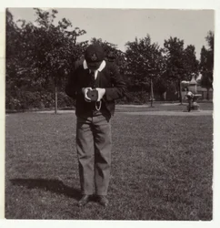 Schooljongen die een foto maakt, circa 1905