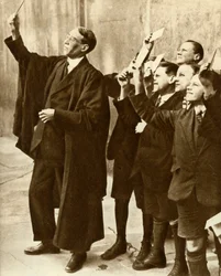 Schooljongens en leraar observeren een zonsverduistering, Groot-Brittannië, 1921, 1935
