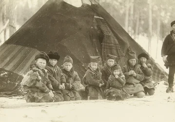 Zweden. Lapse kinderen voor een tent