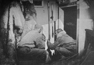 Scott-Hansen en Johansen inspecteren de barometers, 1893-1896, 1897