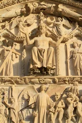 Beeld van Christus zittend op een troon. Het Laatste Oordeel. Tympaan van het westelijke centrale portaal.