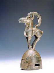 Scythische eindstuk in de vorm van een berggeit, Tagar-periode, 7e-6e eeuw v.Chr. (brons)