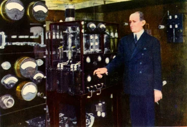 Senator Marconi in de Draadloze Kamer van zijn Jacht